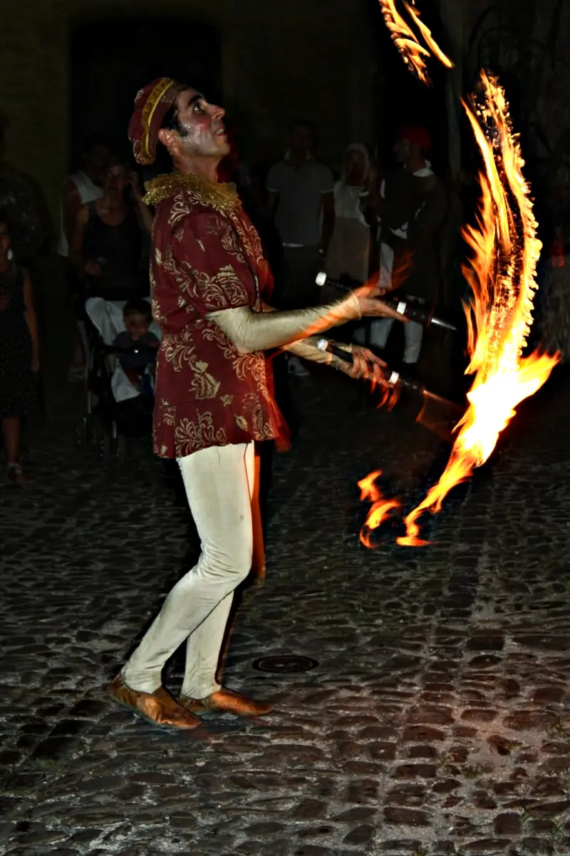 Strani effetti dal cielo, giocoliere del fuoco,gli arcieri cavalcata dell' Assunta,bandiere al vento, onde di cristallo del mare.