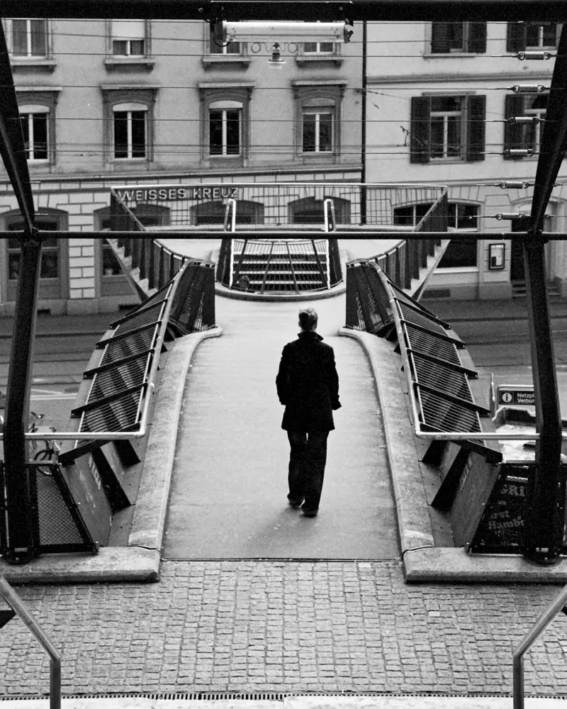 L’UOMO, UN PASSAGGIO, UNA DIREZIONE.